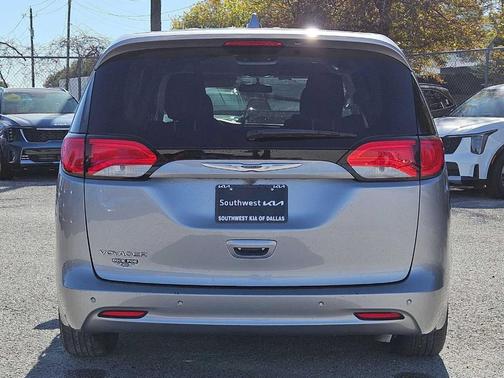 2020 Chrysler Voyager LX