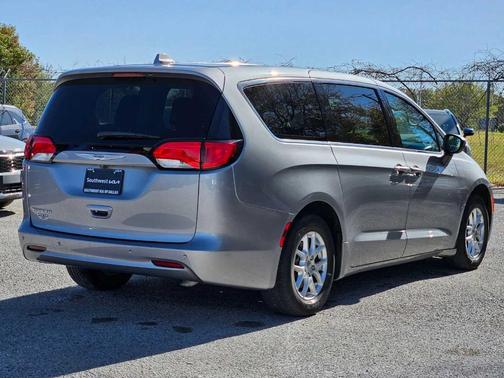 2020 Chrysler Voyager LX