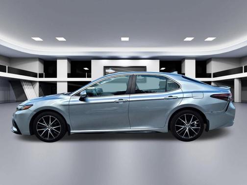 Celestial Silver Metallic 2022 Toyota Camry SE