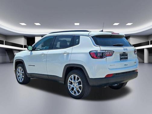 Bright White Clearcoat 2024 Jeep Compass Latitude Lux