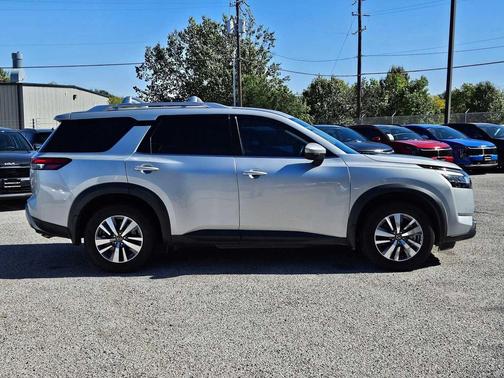2022 Nissan Pathfinder SL