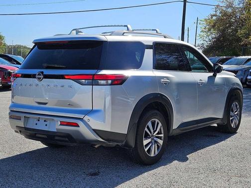 2022 Nissan Pathfinder SL