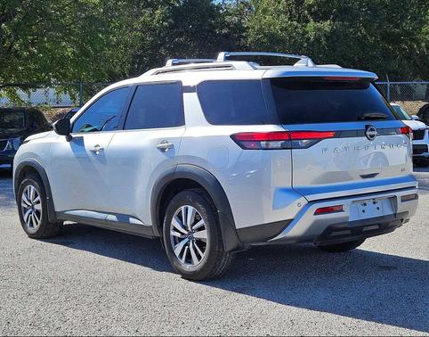 2022 Nissan Pathfinder SL