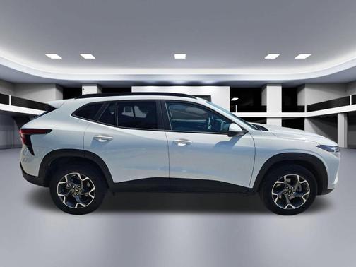 Summit White 2025 Chevrolet Trax LT