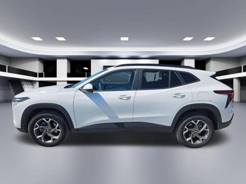 Summit White 2025 Chevrolet Trax LT