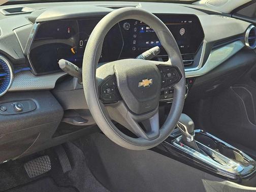 Summit White 2025 Chevrolet Trax LT