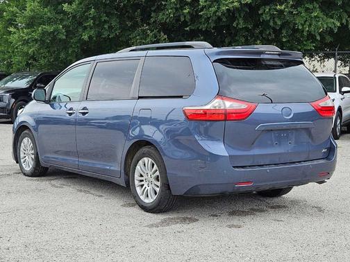 2017 Toyota Sienna XLE