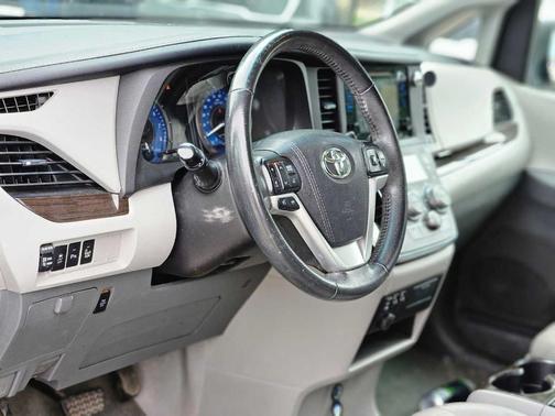 2017 Toyota Sienna XLE