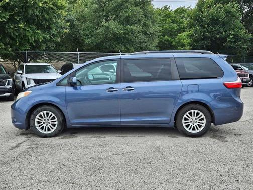 2017 Toyota Sienna XLE