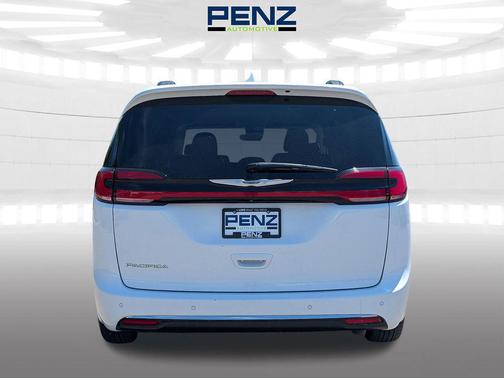 Bright White Clearcoat 2022 Chrysler Pacifica Touring L