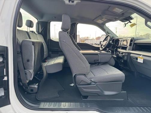 Oxford White 2026 Ford F-350 Super Duty