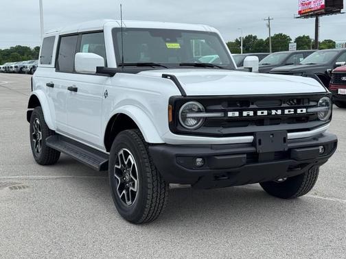 Oxford White 2026 Ford Bronco Outer Banks