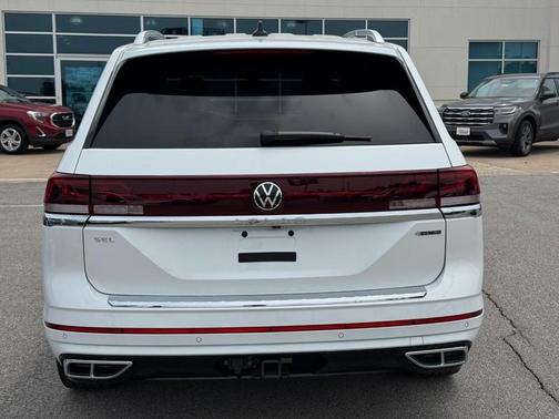 Opal White Pearl Effect 2024 Volkswagen Atlas 2.0T SEL Premium R-Line