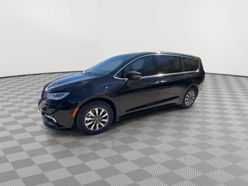 Diamond Black Crystal Pearlcoat 2024 Chrysler Pacifica Hybrid Select