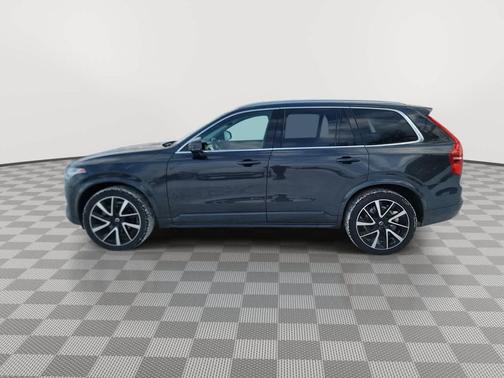 2022 Volvo XC90 T6 Momentum