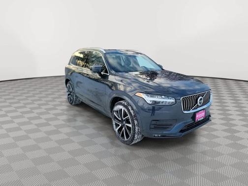 2022 Volvo XC90 T6 Momentum
