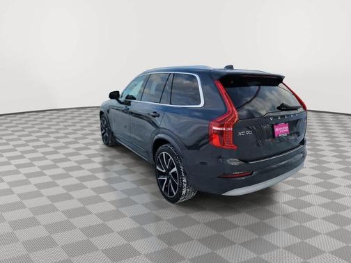 2022 Volvo XC90 T6 Momentum