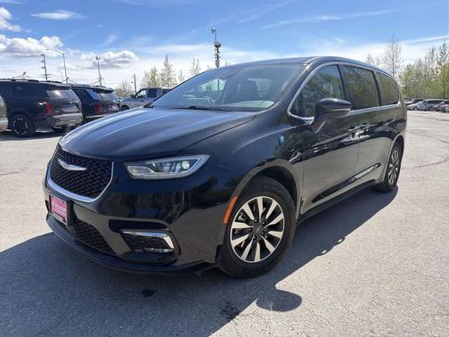 Diamond Black Crystal Pearlcoat 2024 Chrysler Pacifica Hybrid Select