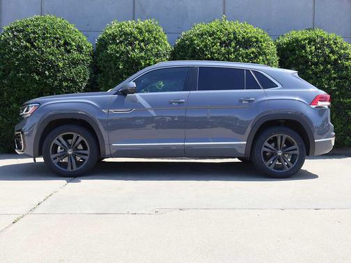 Pure Gray 2022 Volkswagen Atlas Cross Sport 3.6L V6 SEL R-Line