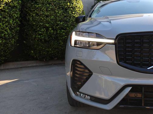 2024 Volvo XC60 B5 Plus Dark Theme