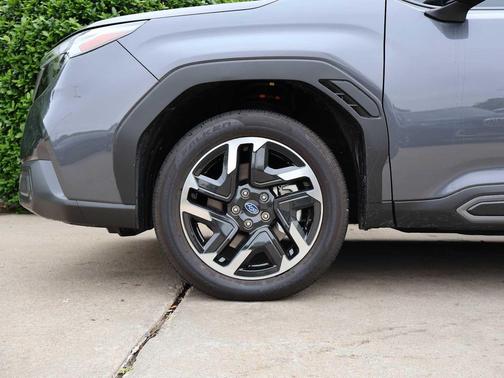Magnetite Gray Metallic 2025 Subaru Forester Limited