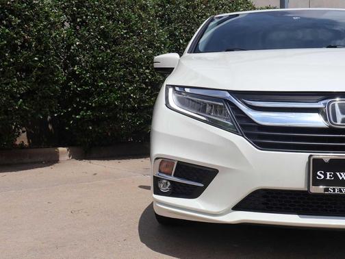 White Diamond Pearl 2018 Honda Odyssey Elite