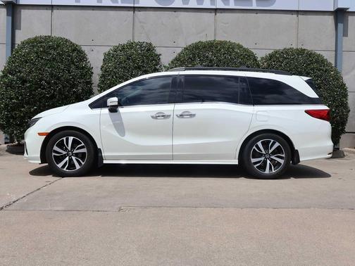 White Diamond Pearl 2018 Honda Odyssey Elite