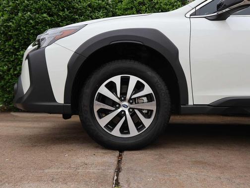 Crystal White Pearl 2025 Subaru Outback Premium