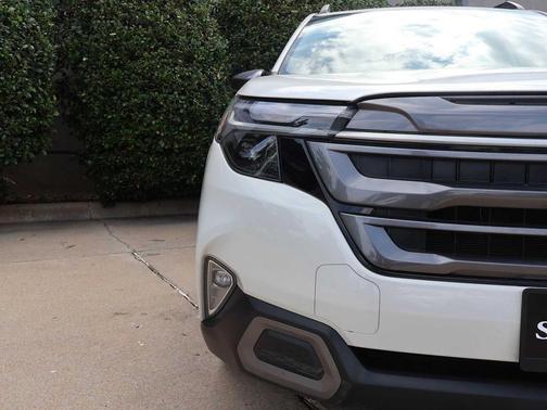 Crystal White Pearl 2025 Subaru Forester Limited