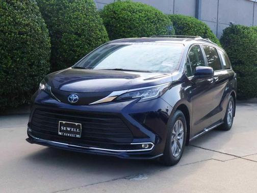 2023 Toyota Sienna XLE 7 Passenger