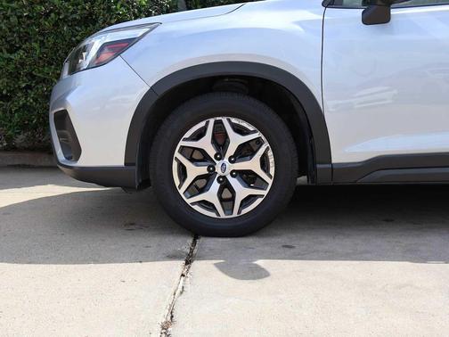 Ice Silver Metallic 2019 Subaru Forester Premium