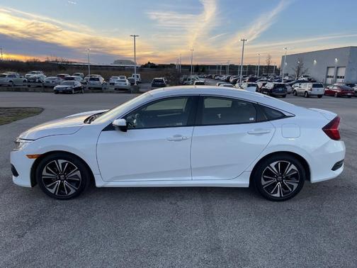 Photo 3 of 22 of 2018 Honda Civic EX-T