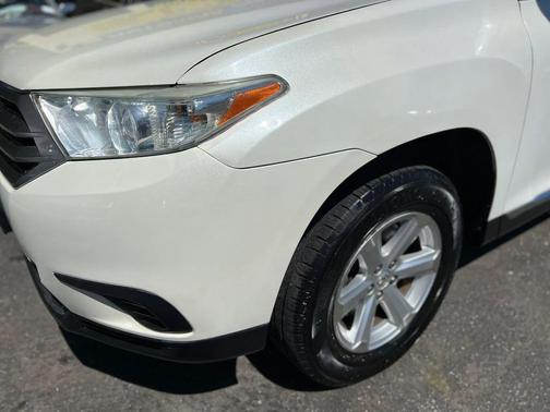 Pearl White 2013 Toyota Highlander SE