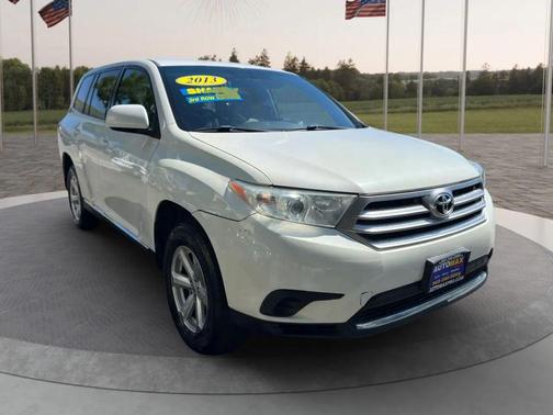 Pearl White 2013 Toyota Highlander SE
