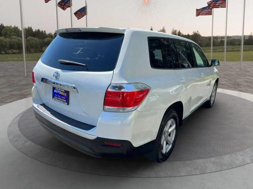 Pearl White 2013 Toyota Highlander SE