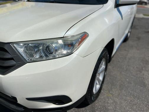 Pearl White 2013 Toyota Highlander SE