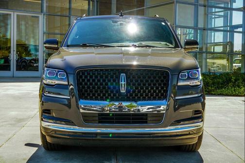 Chroma Caviar Dark Gray Metallic Clearcoat 2023 Lincoln Navigator Black Label