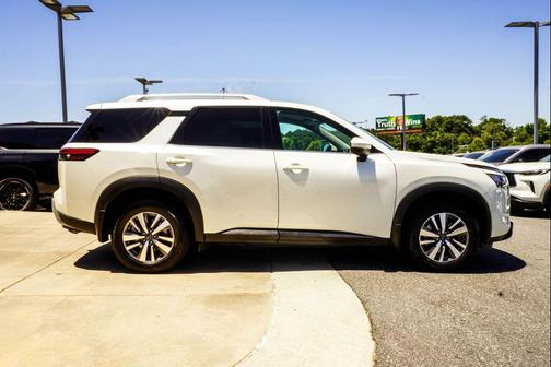 Pearl White Tricoat 2023 Nissan Pathfinder SL 4WD