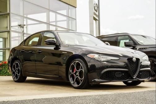 Vulcano Black Metallic 2023 Alfa Romeo Giulia Veloce AWD