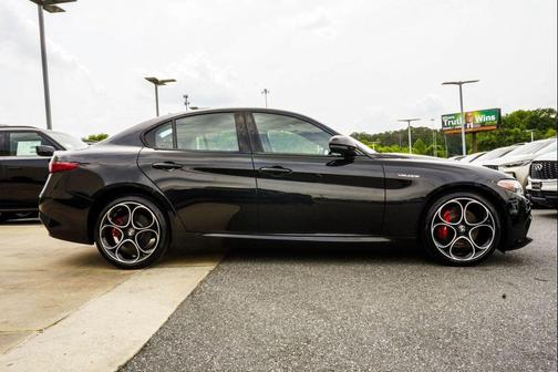 Vulcano Black Metallic 2023 Alfa Romeo Giulia Veloce AWD