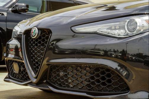Vulcano Black Metallic 2023 Alfa Romeo Giulia Veloce AWD