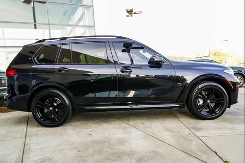 Black Sapphire Metallic 2022 BMW X7 xDrive40i