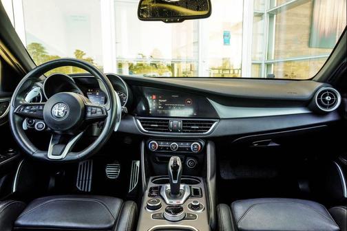 Alfa Rosso 2022 Alfa Romeo Giulia Ti