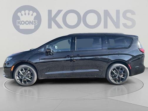 Diamond Black Crystal Pearlcoat 2026 Chrysler Pacifica Limited