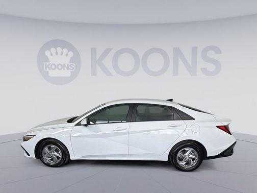 2024 Hyundai ELANTRA SE