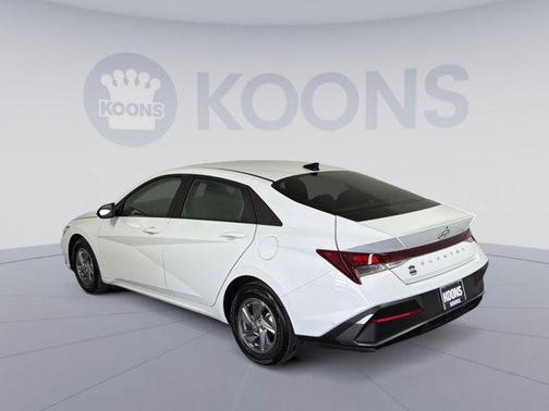 2024 Hyundai ELANTRA SE