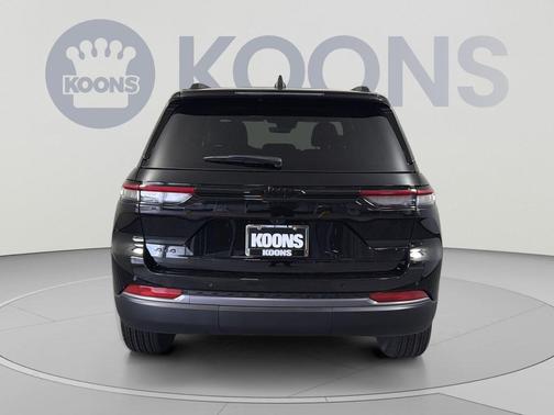 Diamond Black Crystal Pearlcoat 2026 Jeep Grand Cherokee Altitude