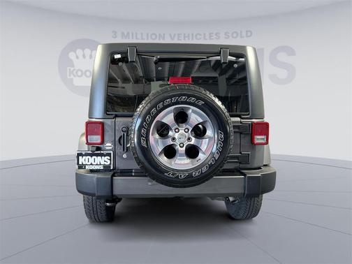 Photo 4 of 24 of 2017 Jeep Wrangler Unlimited Sahara