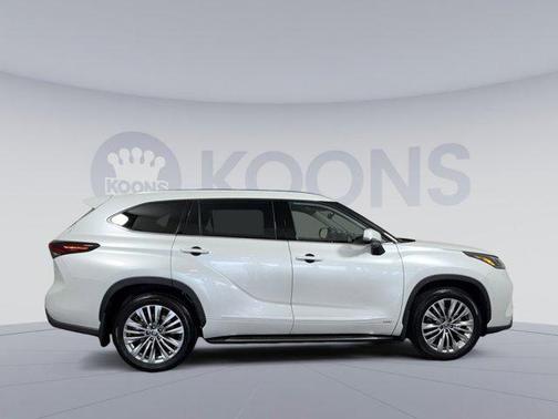 Wind Chill Pearl 2026 Toyota Highlander Hybrid Platinum