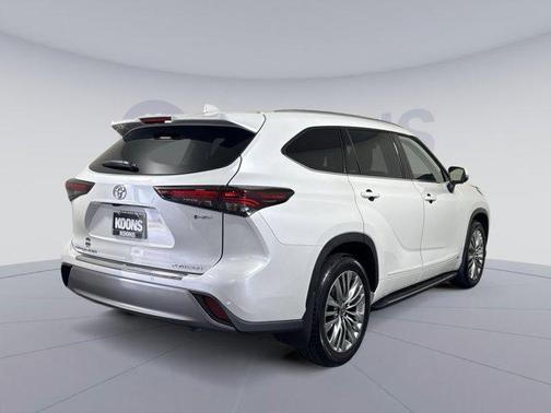 Wind Chill Pearl 2026 Toyota Highlander Hybrid Platinum